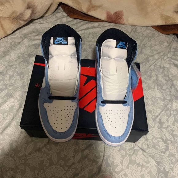 Air Jordan 1 Retro High OG ‘University Blue’ - Picture 2 of 4